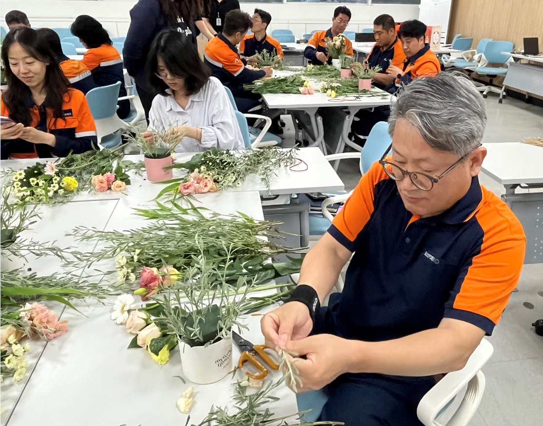 ▲ 원예치유 수업을 받고 있는 포스코PS테크 임직원
