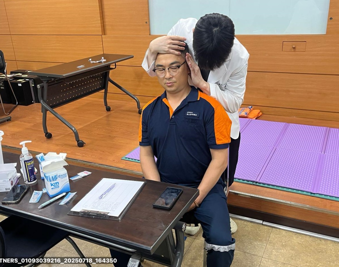 ▲ 한의사가 포스코PS테크 업무 현장에 찾아가 직원 건강상태를 확인하고 있다.